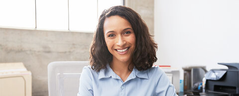 Frau lacht in Kamera